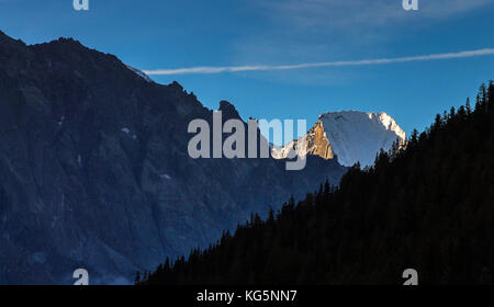 Premier éclairage sur le Piz Badile, engadine, canton des Grisons, Suisse, Europe Banque D'Images