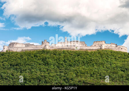 Vue sur château beseno, la plus grande forteresse féodale dans le district du Trentin, Italie Banque D'Images