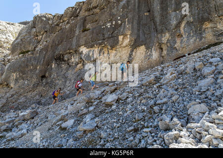 Les randonneurs à pied sur le chemin 'via della pace' à Mont Vallon Croda del Bianco, San Vigilio di Marebbe, district de bolzano, le Tyrol du sud, Italie Banque D'Images