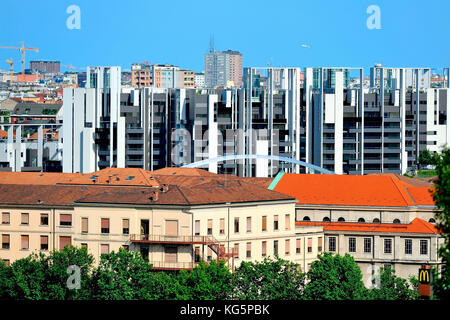 Milan, Italie, la nouvelle skyline avec les bâtiments du quartier portello, vue depuis le monte stella park, sur l'été 2017 Banque D'Images