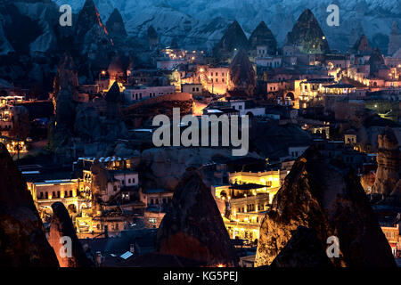 Lumières de nuit, Goreme, Cappadoce, Turquie Banque D'Images