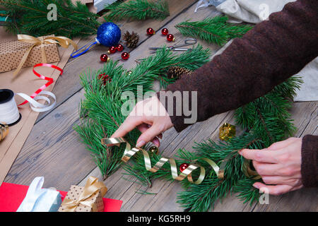 La femme est la couronne de Noël cadeau fait main. Banque D'Images