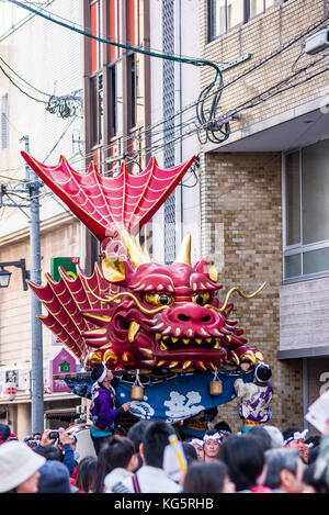 Karatsu, JAPON. Le festival Kunchi karatsu flottante massive est aspiré à travers les rues pendant le festival Karatsu Banque D'Images