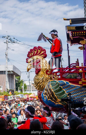 Karatsu, JAPON. Festival Kunchi karatsu un énorme flotteur est aspiré à travers les rues pendant le festival Karatsu Banque D'Images