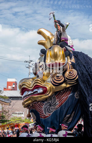 Karatsu karatsu kunchi, Japon. Le festival de flottement massif représentant Golden Lion est aspiré à travers les rues pendant le festival karatsu Banque D'Images