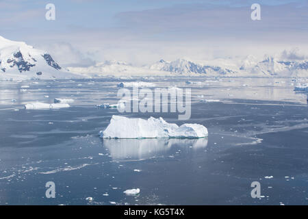 Vue depuis le port de la péninsule antarctique, Neko Banque D'Images