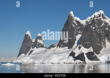 Les cimes de l'Una, à l'entrée du Canal Lemaire, l'Antarctique Banque D'Images