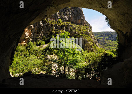 Le long sentier imbut grotte dans les gorges du Verdon, france Banque D'Images