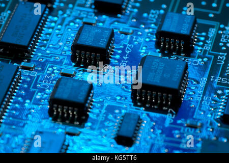 Carte mère d'ordinateur - modules à double rangée, montés en surface, les appareils avec vert, rouge, bleu clair - macro shot Banque D'Images