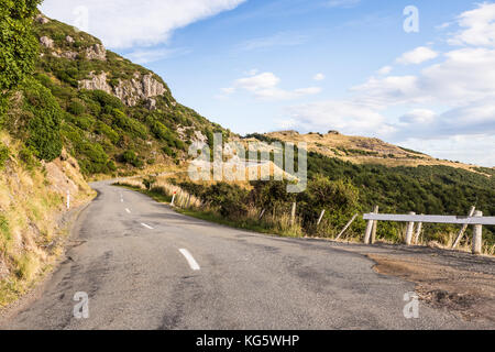 Scenic road near akaroa dans la péninsule de Banks près de Christchurch en Nouvelle-Zélande île du sud sur un jour de fin d'été. Banque D'Images