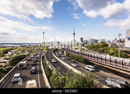 Trafic lourd le long de la jonction de plusieurs autoroutes spaghetti dans Auckland, Nouvelle-Zélande plus grande ville sur une journée ensoleillée. Banque D'Images