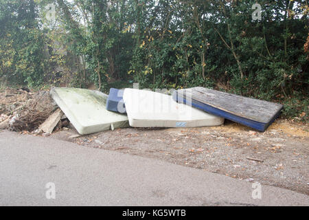 Fresh fly-tipping, de matelas et les constructeurs dans des déchets Iver, España Banque D'Images