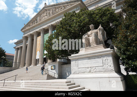 La Statue de la tutelle à l'extérieur de l'édifice des Archives Nationales à Washington DC, United States. Banque D'Images