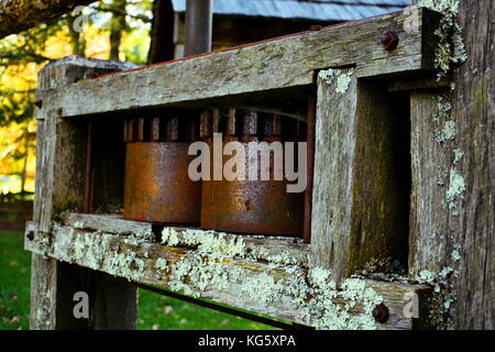 Usé et couvert de lichens météo presse historique au sorgho mabry moulin. Banque D'Images