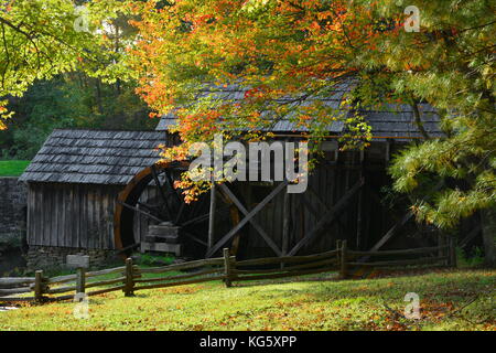 Mabry mill peeks historique hors de la forêt environnante, le long de la Blue Ridge Parkway en Virginie. Banque D'Images