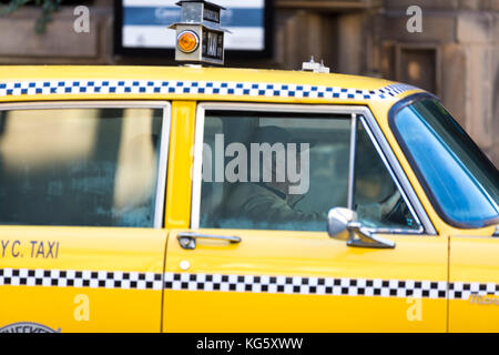 Checkers 1980 taxi et chauffeur déménagement dans road Banque D'Images