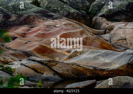 Rochers rouges dans un lit de rivière dans la rivière Otra à Setesdal, en Norvège Banque D'Images