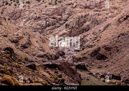 Un village berbère dans la région de montagnes du haut atlas. Banque D'Images