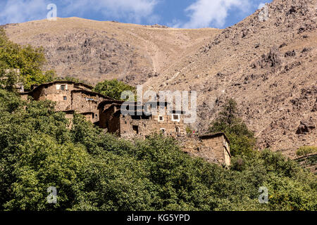 Un village berbère dans la région de montagnes du haut atlas. Banque D'Images