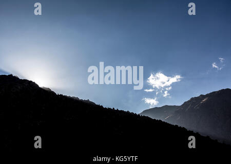 Coucher de soleil sur un sommet de montagne dans les montagnes du haut atlas au Maroc est étonnant paysage Banque D'Images