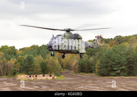 Vols en hélicoptère militaire allemand sur battlefield Banque D'Images