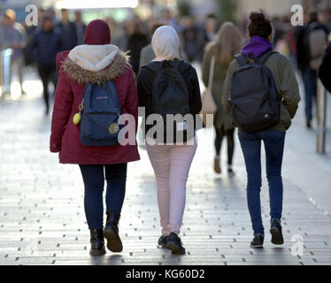 Réfugié de la famille asiatique vêtu d'une écharpe hijab dans la rue au Royaume-Uni musulman musulman Banque D'Images