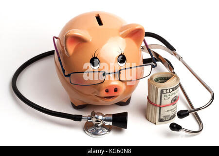 Cute tirelire avec stéthoscope noir et argent billets rouleau isolé sur fond blanc Banque D'Images