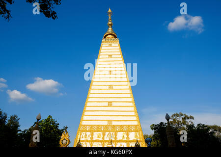 Sri Maha pho, le 55 m de haut (ou stupa) chedi du Wat Phrathat nong bua temple, Ubon Ratchatani, l'Isaan, Thaïlande. Banque D'Images