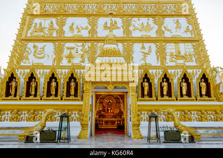 Entrée est de la culte à l'intérieur du Chedi ou stupa (pagode) à wat nong bua temple, Ubon Ratchatani, l'Isaan, Thaïlande. Banque D'Images