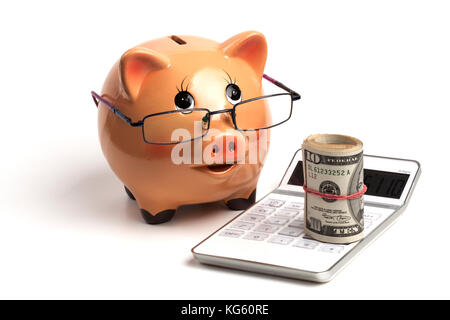 Tirelire avec rouleau de dollars et calculatrice isolé sur fond blanc Banque D'Images