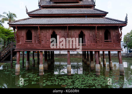 L'écriture sainte en bois ('ho trai') à thung wat si muang, au début des années 1800, un temple bouddhiste à Ubon Ratchathani, Thaïlande, Bangkok. Banque D'Images