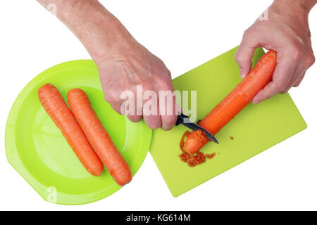 Chef de grand-père avec un couteau et les mains se détache la peau non comestible haut carottes. isolated on white top view shot Banque D'Images