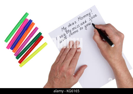Un homme âgé a écrit une lettre à sa chère maman très ancien. isolé sur blanc photo concept Banque D'Images