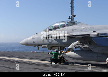 Un F/A-18E Super Hornet, affecté à l'wordsmen' de Strike Fighter Squadron (VFA) 32, se prépare à décoller de nous Banque D'Images