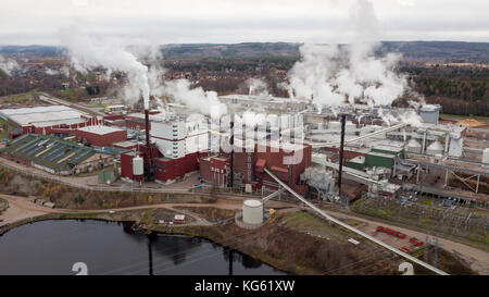 Vue aérienne de l'usine de papier de la suède avec des fumeurs les cheminées. Banque D'Images