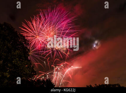 D'artifice et la pleine lune sur le bonfire night, au nord de Londres, UK Banque D'Images