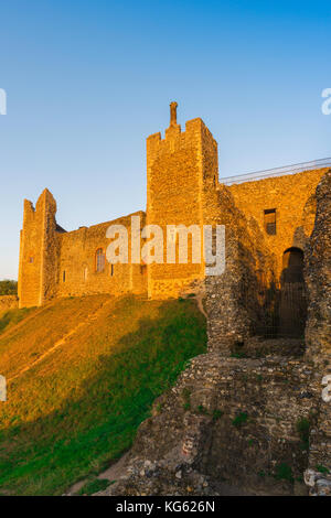 Suffolk Framlingham Castle, vue au coucher du soleil de la paroi extérieure du château du 12ème siècle dans la région de Framlingham, Suffolk, UK. Banque D'Images