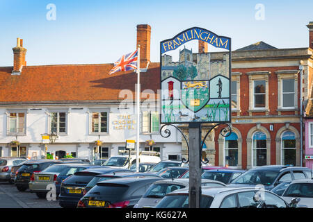 Frallingham Suffolk UK, vue sur le village signe sur Market Hill dans le centre de Frallingham, Suffolk, Angleterre, Royaume-Uni. Banque D'Images