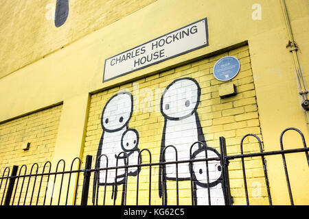 Stik's 'La famille groupe' sur dessin de ligne Charles Hocking House en Acton Gardens, London, UK. Banque D'Images