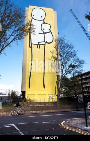 La peinture murale de la grande ligne mère de Stik sur Charles Hocking House à Acton, Londres, Royaume-Uni. Banque D'Images