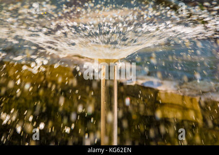 Une fontaine avec un jet d'eau s'échappe du gros plan c Banque D'Images