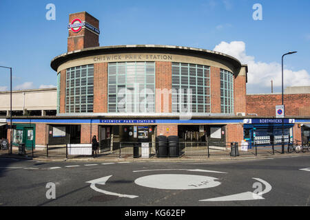 Extérieur de Charles Holden's Chiswick Park Station, à l'ouest de Londres, Royaume-Uni. Banque D'Images