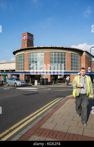 Extérieur de Charles Holden's Chiswick Park Station, à l'ouest de Londres, Royaume-Uni. Banque D'Images