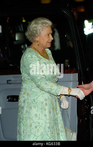 Sa Majesté la reine assiste à une première de film London England Uk 2004 Banque D'Images