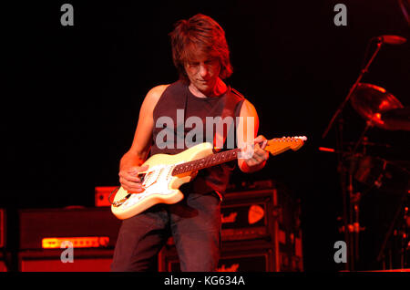 Le légendaire guitariste anglais Jeff Geoffrey Arnold Beck (24 juin 1944 – 10 janvier 2023) est devenu célèbre en tant que membre du groupe de rock The Yarbirds vu ici en concert, Londres Angleterre Royaume-Uni 2004 Banque D'Images
