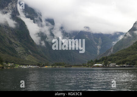 L'Unesco et l'aurlandsfjord naeroyfjord pittoresque vu de l'eau Banque D'Images