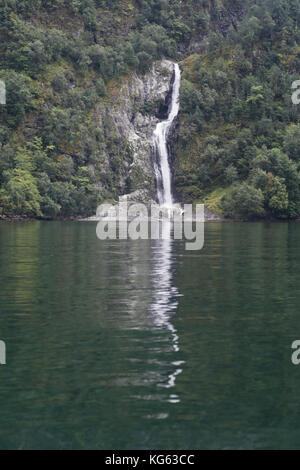 L'Unesco et l'aurlandsfjord naeroyfjord pittoresque vu de l'eau Banque D'Images