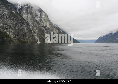 L'Unesco et l'aurlandsfjord naeroyfjord pittoresque vu de l'eau Banque D'Images