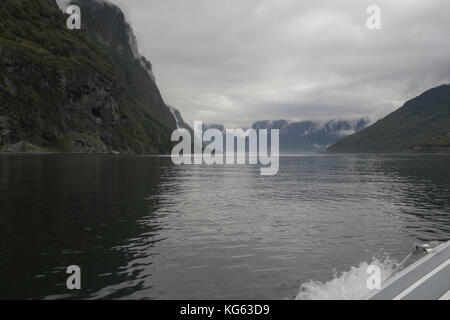 L'Unesco et l'aurlandsfjord naeroyfjord pittoresque vu de l'eau Banque D'Images