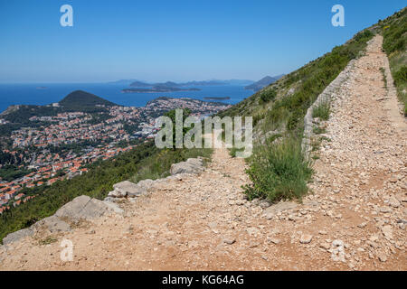 Sentier bien défini menant au sommet du mont SRD en zig-zags jusqu'à flanc de colline offrant une vue panoramique sur Dubrovnik, Lapad, les îles Adriatique et croate Banque D'Images